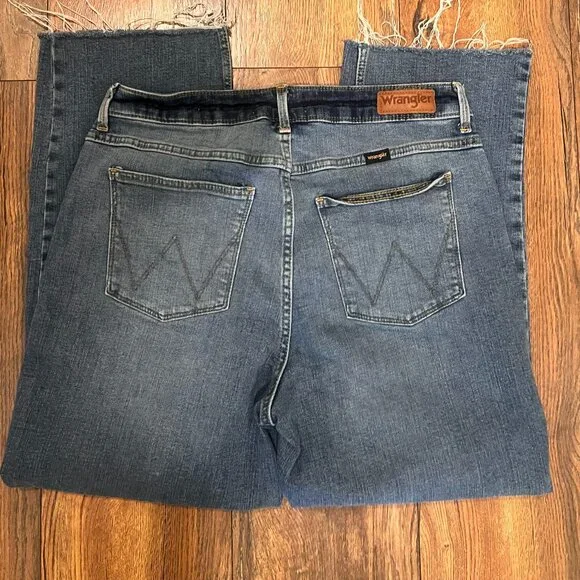 Wrangler High Rise True Crop Size 10 - Picture 2 of 4